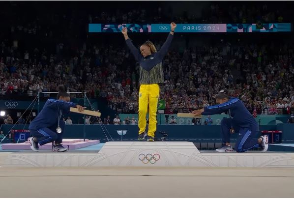 Simone Biles e Jordan Chiles reverenciam Rebeca Andrade Foto: Frame de vídeo / YouTube / CazéTV