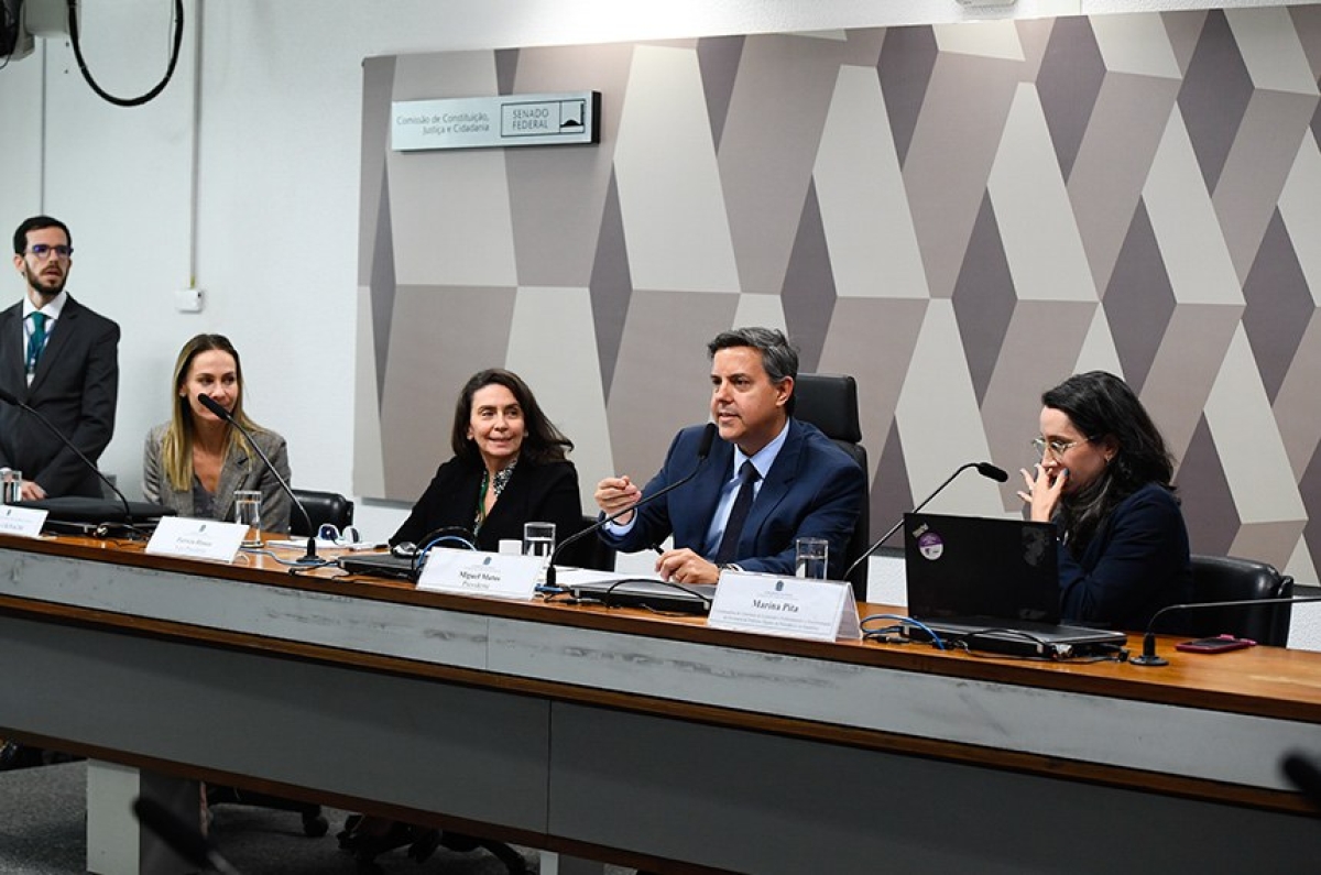 O presidente do CCS, Miguel Matos, entre Angela Baeta Neves, Patrícia Blanco e Marina Pita (D) - 
Foto: Roque de Sá/Agência Senado