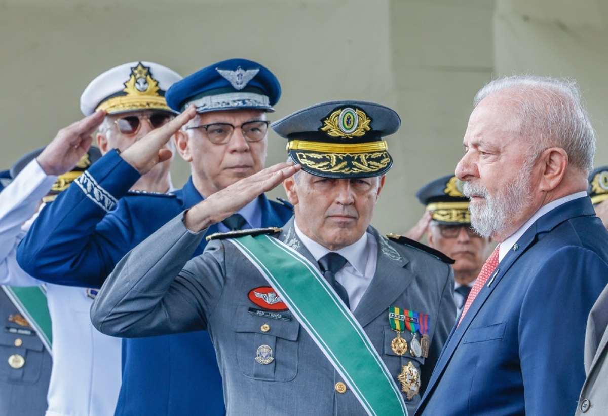 Os três comandantes das Forças Armadas prestando continência a Lula - Foto: Ricardo Stuckert/PR

