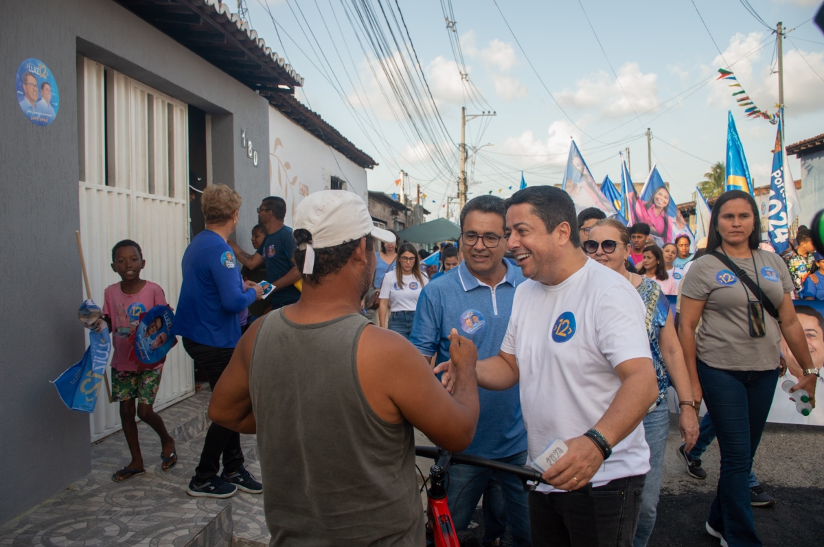 Luiz Roberto e Fabiano realizam caminhada nos bairros Coqueiral e Porto Dantas - Imagem: assessoria de campanha