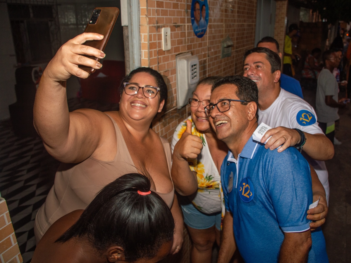 Luiz Roberto e Fabiano realizam caminhada nos bairros Coqueiral e Porto Dantas - Imagem: assessoria de campanha