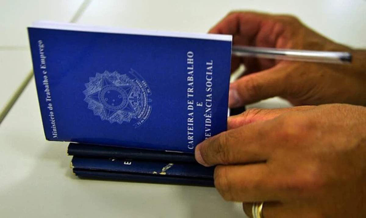 Carteira de trabalho - Foto: Marcello Casal Jr. - Agência Brasil
