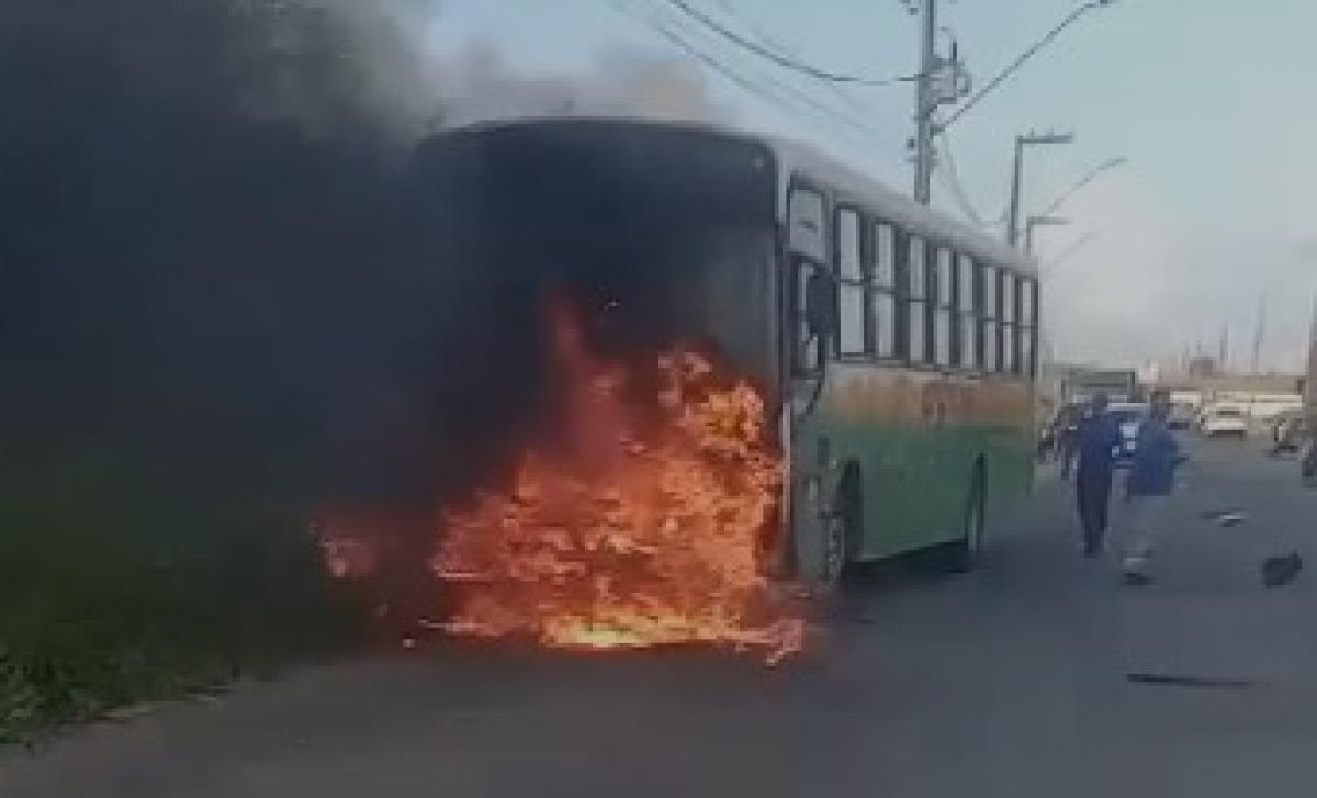 Colisão entre ônibus escolar e moto provoca incêndio em Nossa Senhora do Socorro - Foto: Redes sociais/Reprodução
