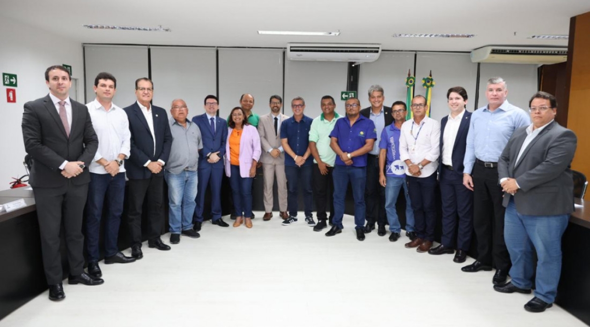 Governador tranquiliza representantes dos táxis-lotação da Grande Aracaju e garante manutenção do serviço - Foto: César de Oliveira
