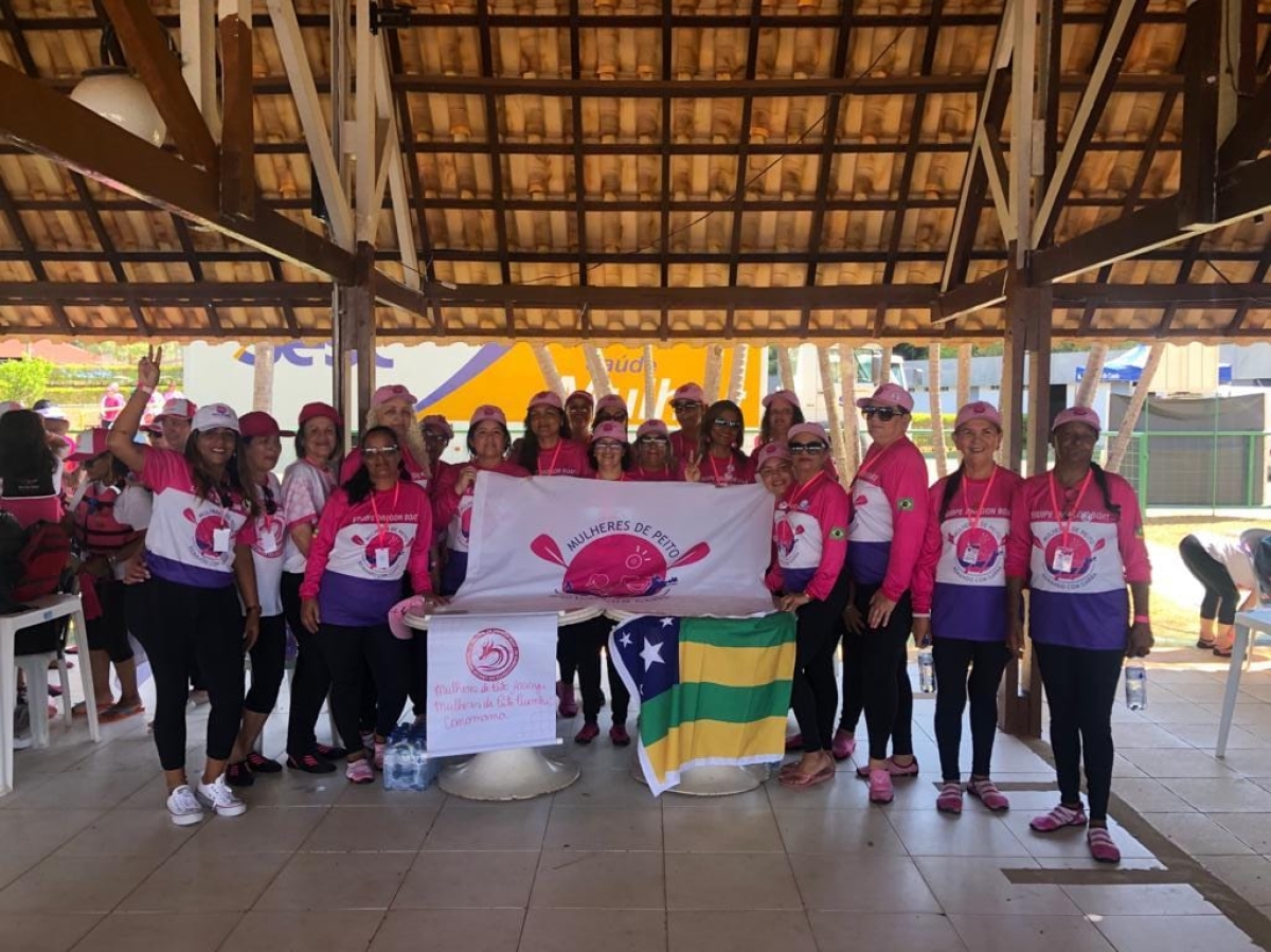 As integrantes da equipe de canoagem da ONG Mulheres de Peito, que participam de uma competição nacional em Brasília - Foto: Divulgação
