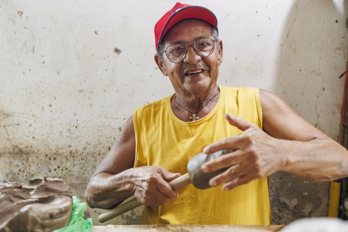 Nascido em Santana do São Francisco, o artesão e escultor José Roberto Freitas, conhecido como Beto Pezão, é reconhecido nacionalmente por suas peças moldadas no barro - Foto: Igor Matias
