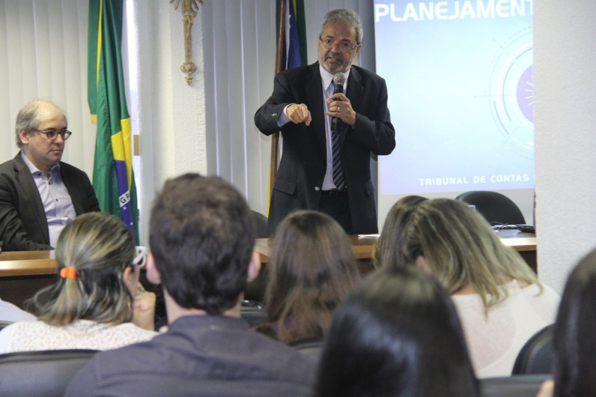 O conselheiro Clvis Barbosa e o procurador Bandeira de Mello participaram da apresentao (Foto: Cleverton Ribeiro/TCE/SE)