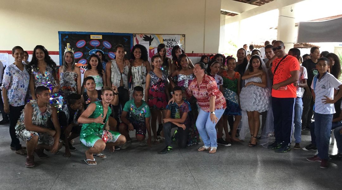 Alunos do Nilson Socorro desfilam com roupas recicladas (Foto: Seed/SE) 