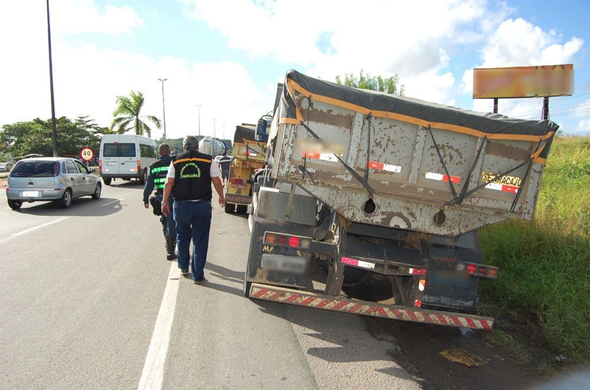 Atuao integrada da Sefaz com a PGR fiscaliza transporte e extrao de minrio em Sergipe (Foto: Submark/Sefaz/SE)