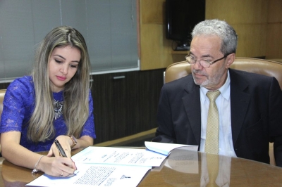 Dentista aprovada em concurso  empossada no TCE/Sergipe (Foto: Cleverton Ribeiro/TCE/SE)