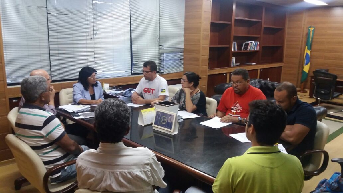 Professores solicitaram que a conselheira Anglica Guimares leve as medidas cautelares ao Pleno do TCE (Foto: Sintese)