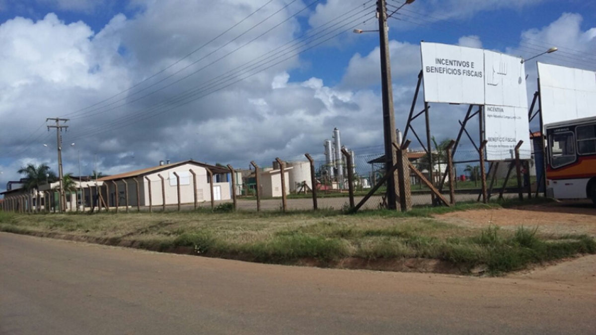 Dores: Funcionrios e prestadores de servios fecham entrada da Usina Campo Lindo (Foto: Arquivo Visite Dores)