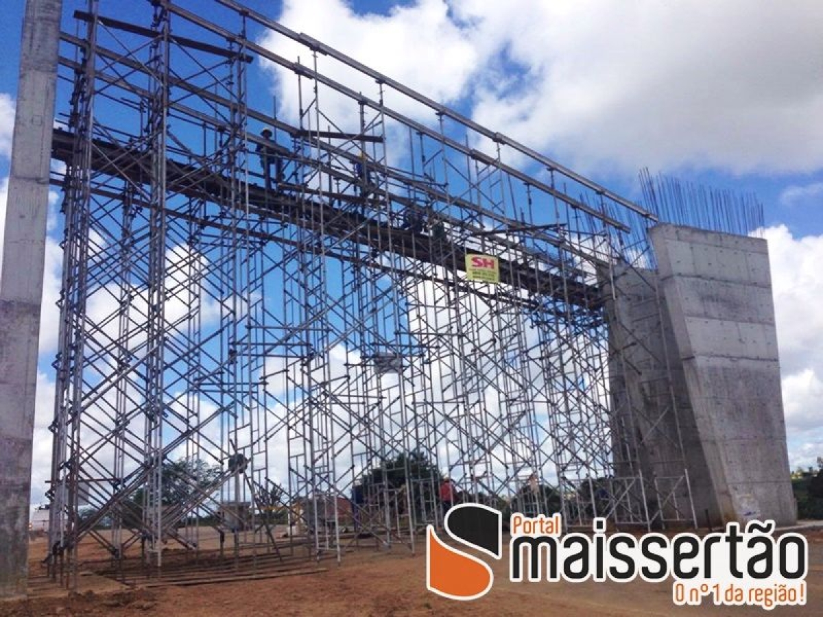 Construo de prtico gera desvio em rodovia que d acesso a Glria (Foto: Portal Mais Serto)