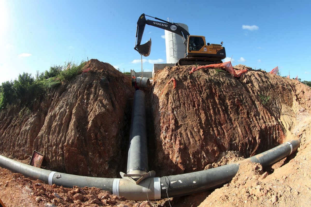 A nova adutora que liga a barragem Jaime Umbelino de Souza at a estao de tratamento do Poxim est com mais da metade de suas obras realizadas e recebe investimento de mais de R$ 36 milhes (Foto: Andr Moreira/ASN)