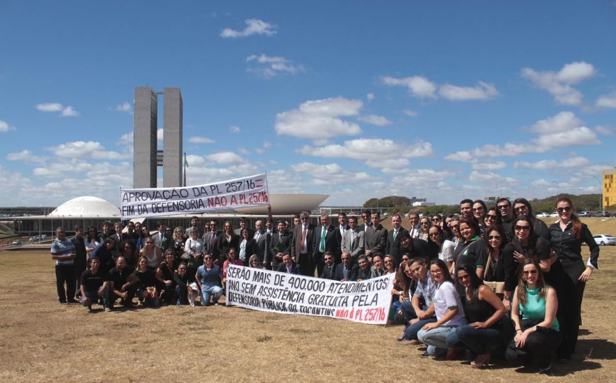 Mais de 100 defensores pblicos participaram do movimento (Foto: Assessoria Adpese)