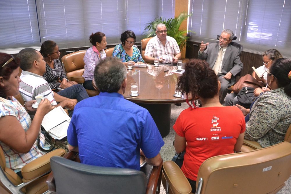 Conselheiro e membros do Sintese debatem atraso nos salrios do magistrio (Foto: Cleverton Ribeiro/TCE/SE)