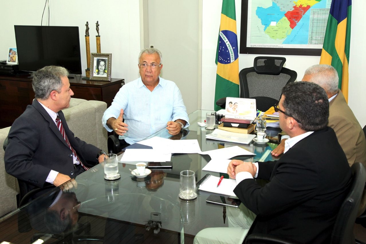 Governador solicitou apoio para aprovao dos projetos de reforma completa do Colgio Estadual Atheneu Sergipense e para a construo de uma nova escola de ensino mdio na zona norte da capital (Foto: Andr Moreira/ASN)