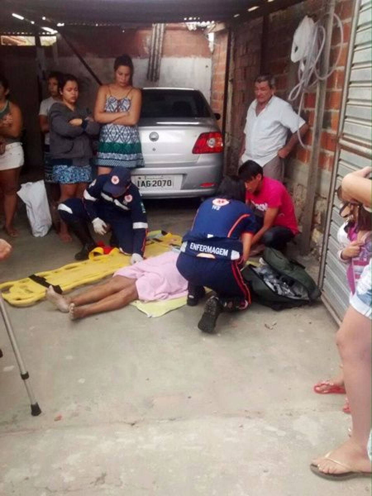 Muro cede e idosa cai de telhado em Gl�ria (Foto: Portal Mais Sert�o)