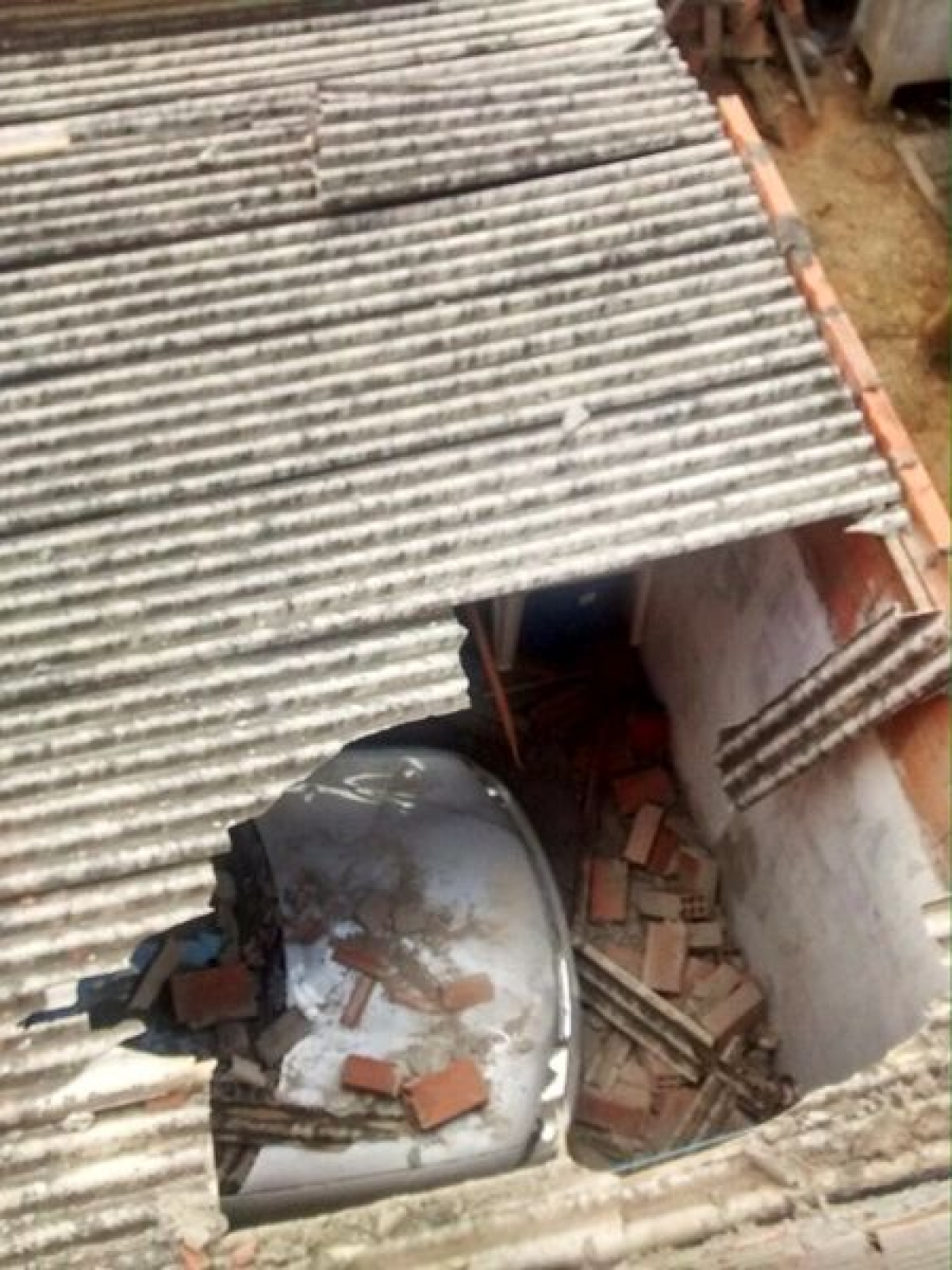 Muro cede e idosa cai de telhado em Gl�ria (Foto: Portal Mais Sert�o)