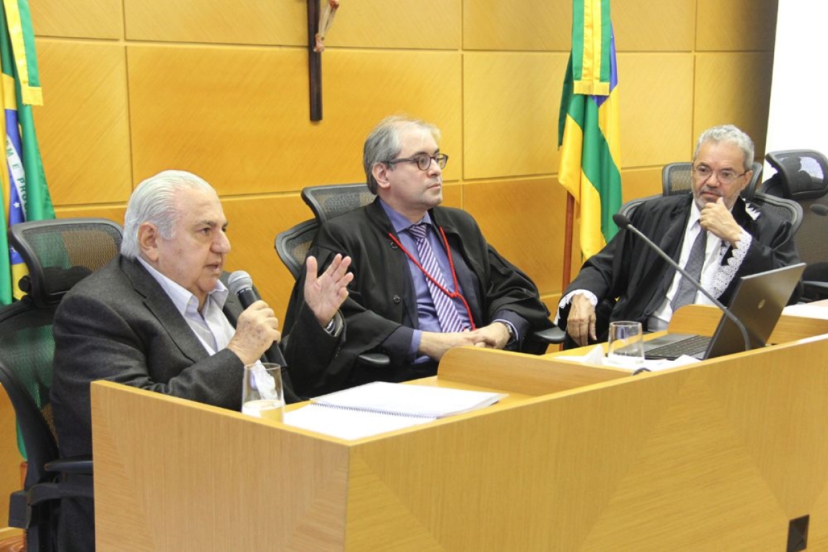 Empresrio Luciano Franco Barreto, da ASEOPP, recebeu cpia da resoluo no Pleno (Foto: Cleverton Ribeiro/TCE/SE)