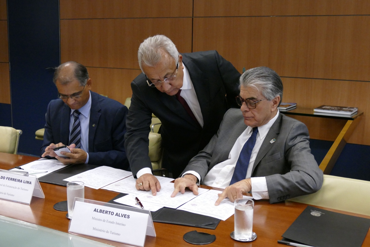 Governador reuniu-se com o ministro do Turismo, Alberto Alves, e cobrou a continuidade das obras (Foto: Roque S�/ASN)