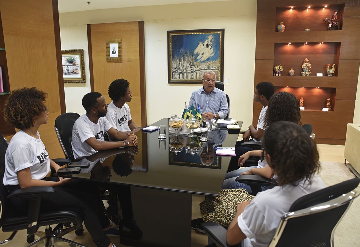 Jackson Barreto recebeu os membros da Unio Metropolitana dos Estudantes Secundaristas de Aracaju (Umesa) (Foto: Marcelle Cristinne/ASN)