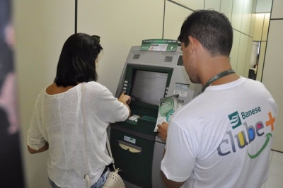 Banese orienta servidores a utilizarem caixas eletrnicos para obteno de contracheques (Foto: Luis Mendona/Banese)