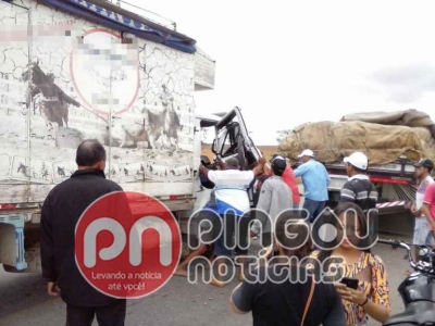 Coliso entre caminhes deixa duas pessoas feridas em Glria (Imagem: Pingou Notcias)