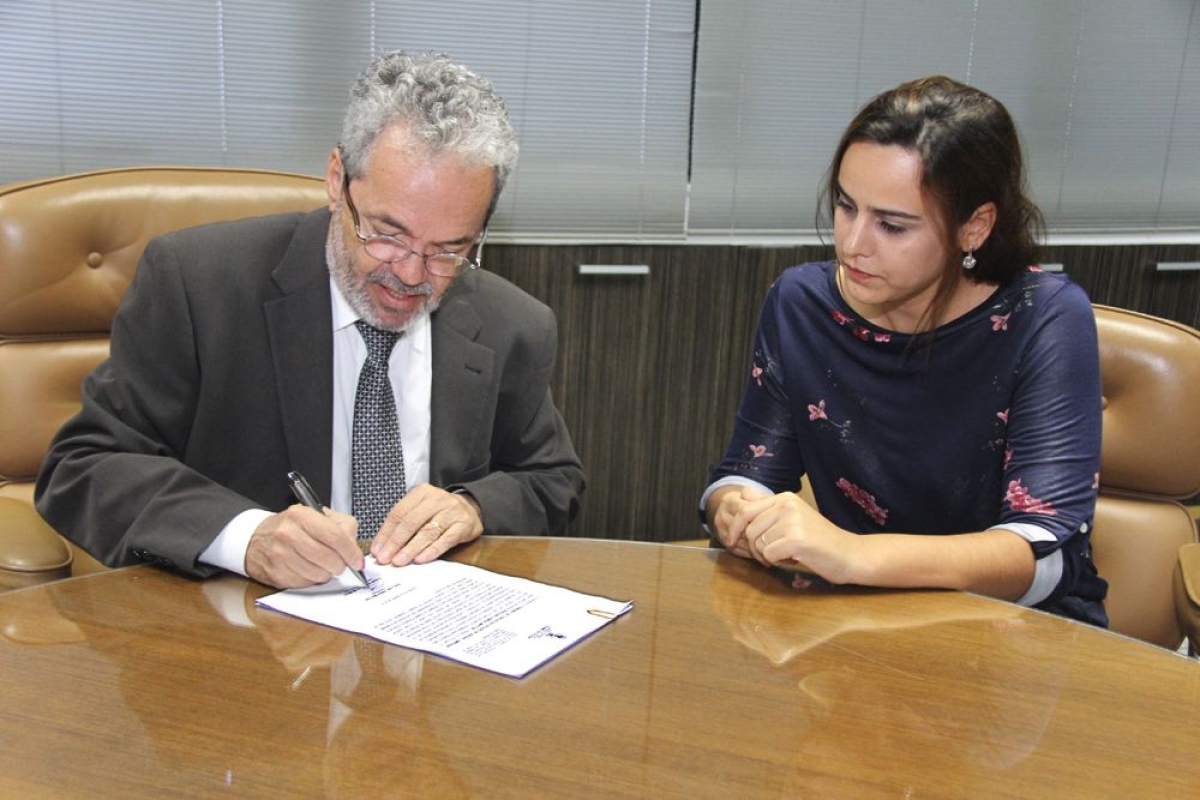 Nova enfermeira � empossada no Tribunal de Contas de Sergipe (Imagem: Cleverton Ribeiro/TCE/SE)