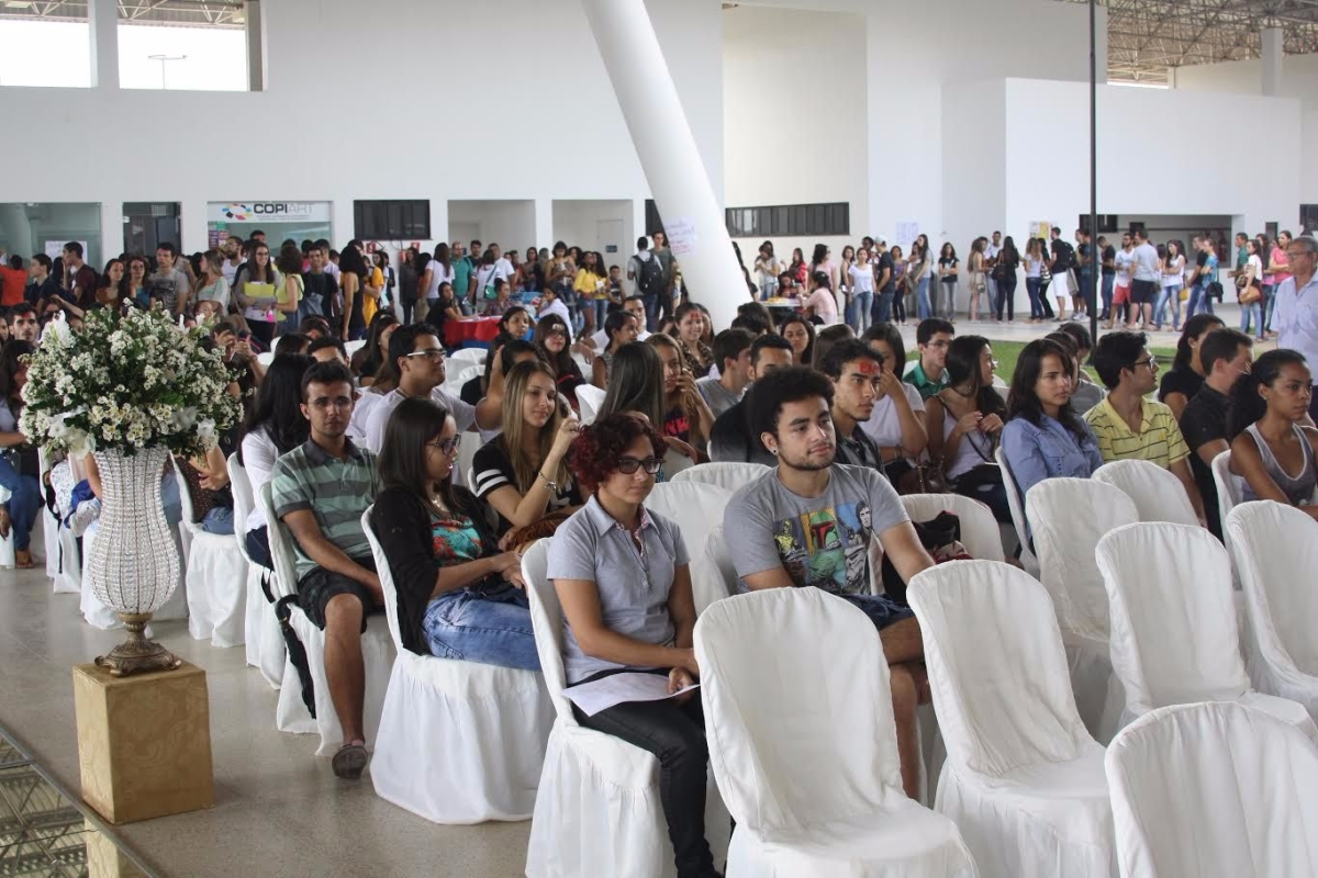 Funesa doa livros em dia de acolhimento na UFS Lagarto (Imagem: Assessoria Funesa/SE)
