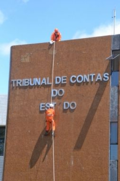 Bombeiros realizam manuteno em fachada do prdio do TCE/Sergipe utilizando tcnicas de rapel (Imagem: SSP/SE)
