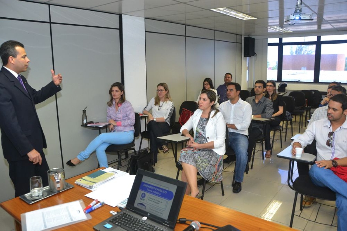 Vanderson Melo, analista de Controle Externo 1, durante a ministrao do curso (Imagem: Cleverton Ribeiro/TCE/SE)