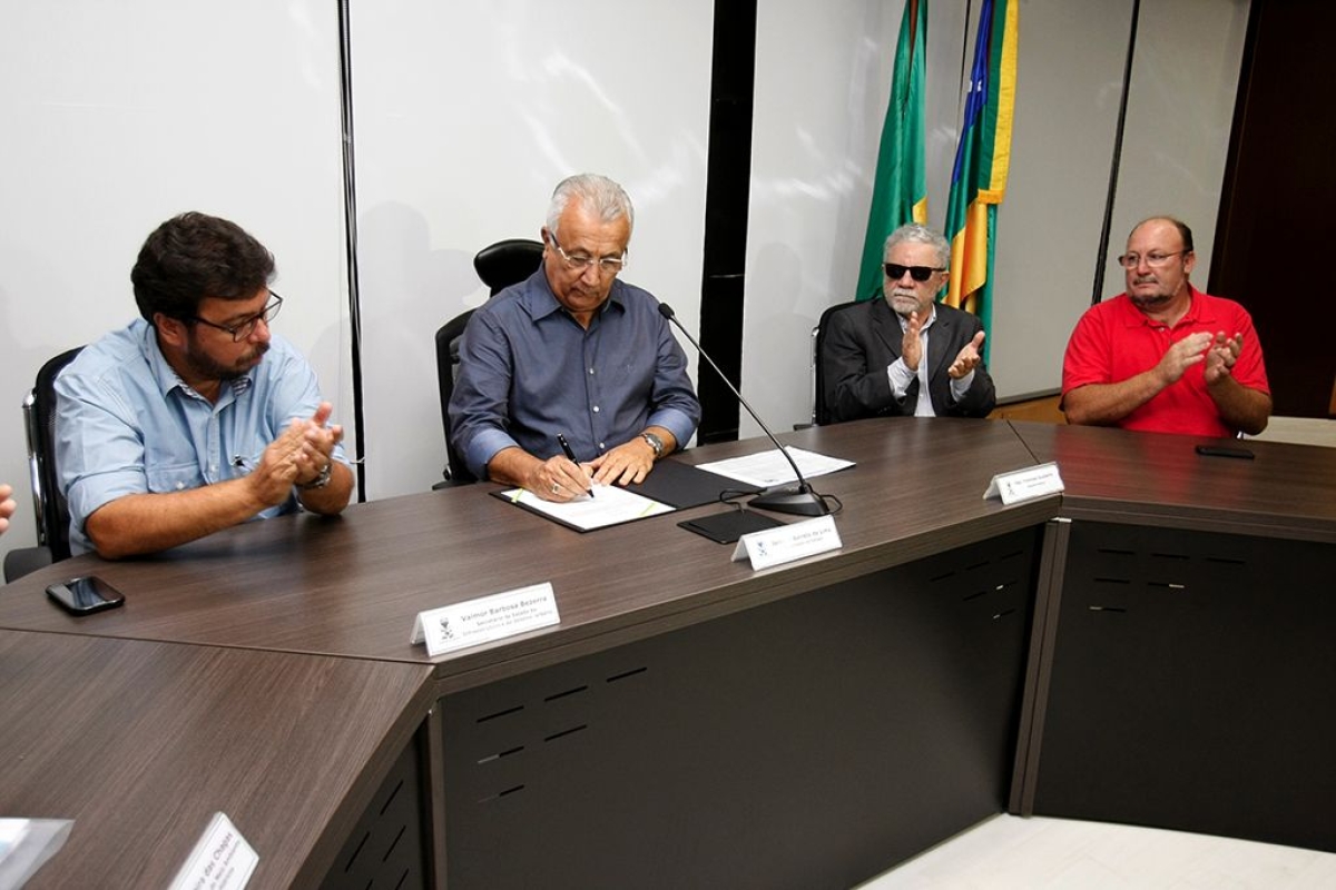 Governador assinou ordem de servio para realizao das obras de reconstruo da antiga ponte de Pedra Branca, entre os municpios de Laranjeiras e Maruim, e a recomposio do trecho original adutora do So Francisco (Imagem: Victor Ribeiro/ASN)