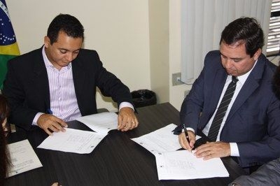 Procurador-chefe do MPF/SE e Secretrio de Justia assinam termo (Imagem: MPF/SE)