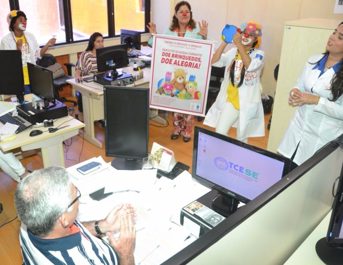 Volunt�rios percorreram salas do Tribunal divulgando a a��o (Imagem: Kleber Santos/TCE/SE)