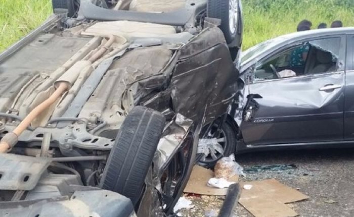 Uma pessoa morre e oito ficam feridas em colis�o na BR-235 (Imagem: Kedma Ferr/TV Sergipe)