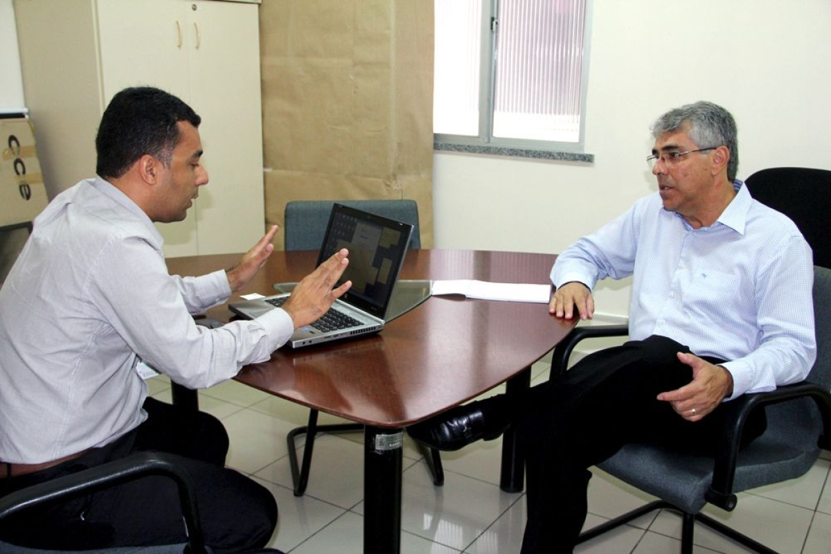 Wagner Alves e Luiz Uch�a conversaram na manh� desta quinta (Imagem: Victor Ribeiro/Seplag/SE)