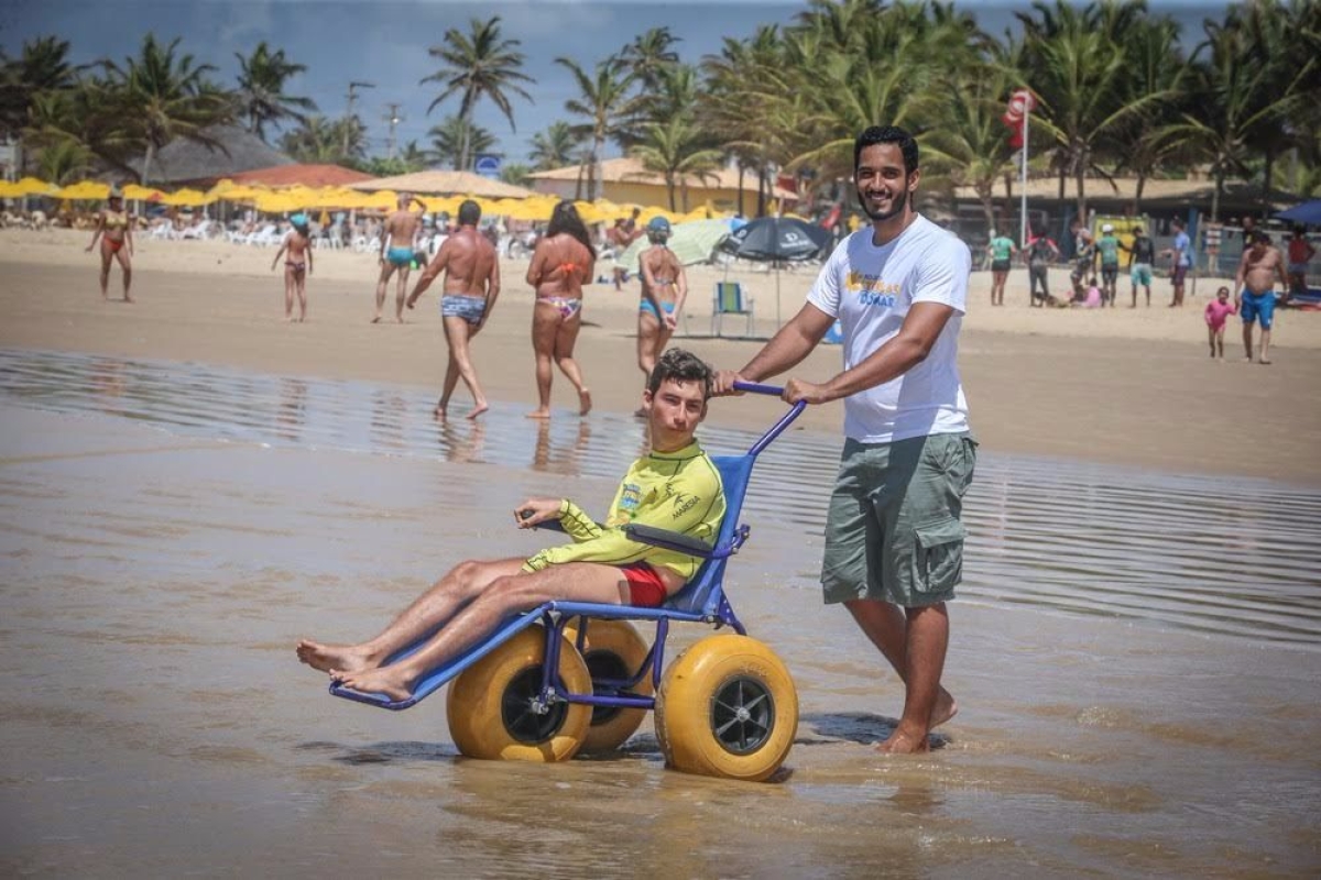 Governo de Sergipe entrega cadeiras de rodas anfbias ao projeto Estrelas do Mar (Imagem: Assessoria Setesp/SE)
