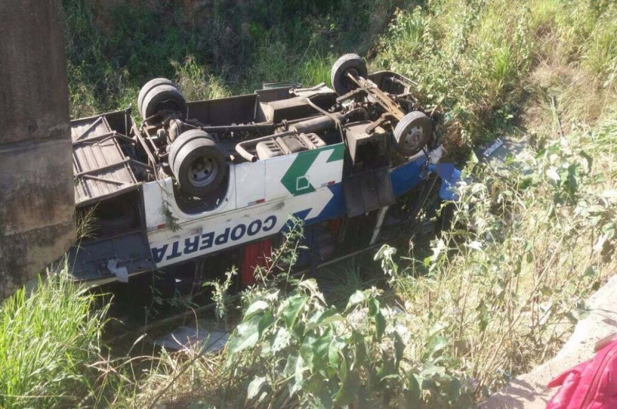 nibus com passageiros despencou de ribanceira (Foto: Reproduo/Facebook/Aracaju Agora Notcias News)