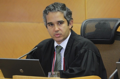 Procurador Eduardo Crtes defende a existncia de setores contbeis prprios nos rgos municipais (Foto: Cleverton Ribeiro/TCE/SE)
