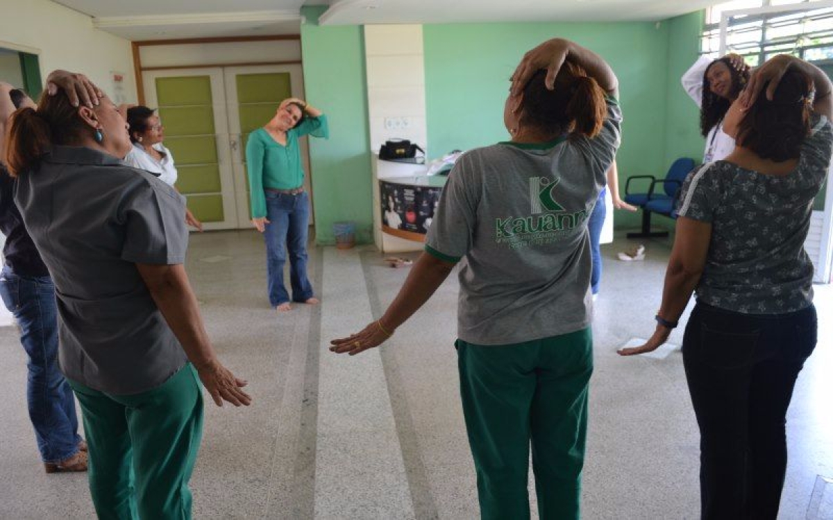 Colaboradores do Hemose iniciam prtica semanal de ginstica laboral (Imagem: SES/SE)