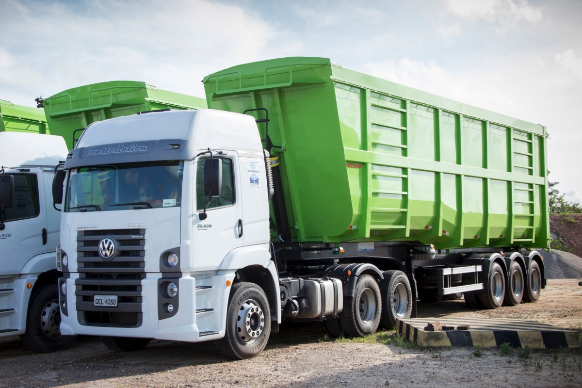 Carretas novas far�o transporte de lixo do transbordo para o aterro (Imagem: Roberto Trindade/Assessoria Cavo/Estre)