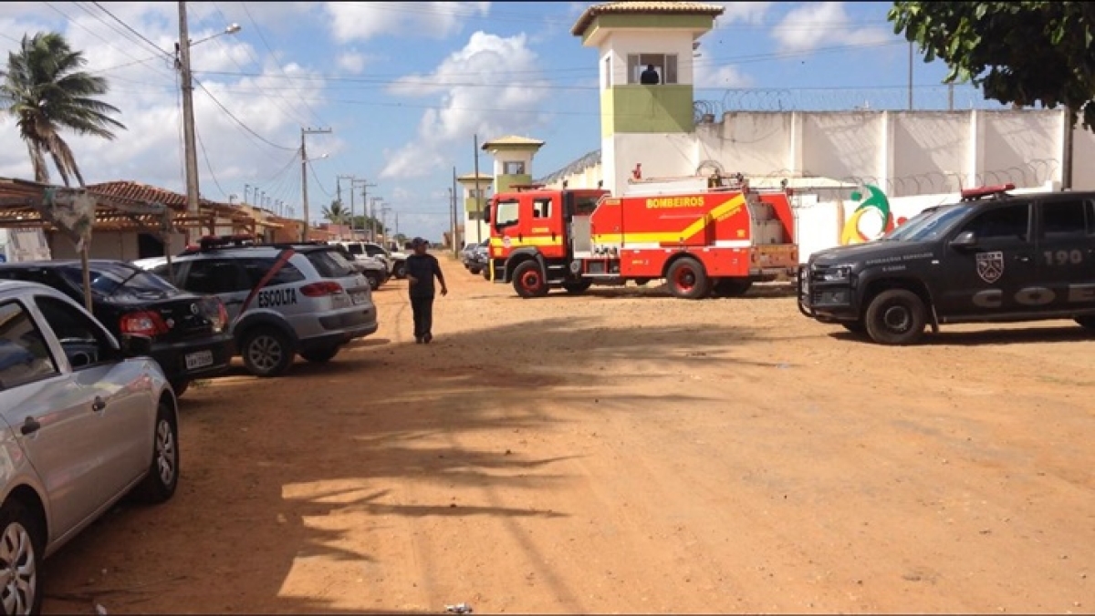 Polcia apreende 250 armas brancas e R$ 8 mil no presdio de Glria (Imagem: Portal Mais Serto)