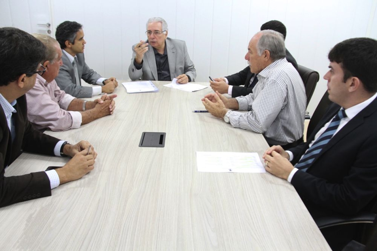 Gestores assinaram o documento no gabinete do conselheiro Luiz Augusto (Fotos: Cleverton Ribeiro/TCE/SE)