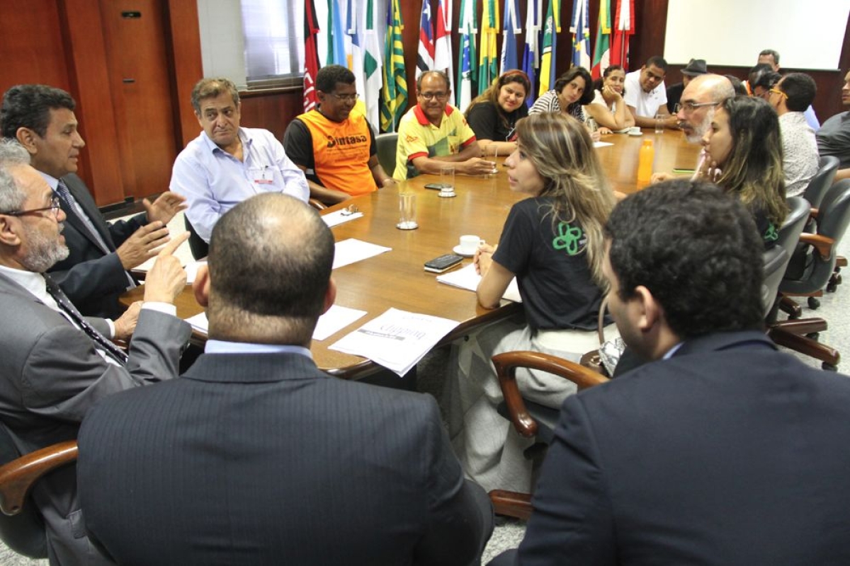 Presidente do TCE, Cl�vis Barbosa, e o conselheiro Ulices Andrade ouviram as queixas dos sindicalistas da sa�de (Imagem: Cleverton Ribeiro/TCE/SE)