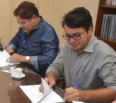 Prefeitos Eduardo Marques, de Pinh�o, e Augusto Soares, de Tomar do Geru, assinaram o TAG da Transpar�ncia (Fotos: Cleverton Ribeiro/TCE/SE)