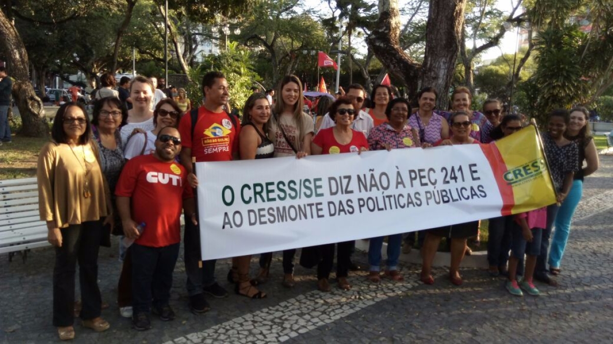 Cress/Sergipe foi �s ruas contra a PEC 241 durante ato p�blico (Imagem: Cress/SE)