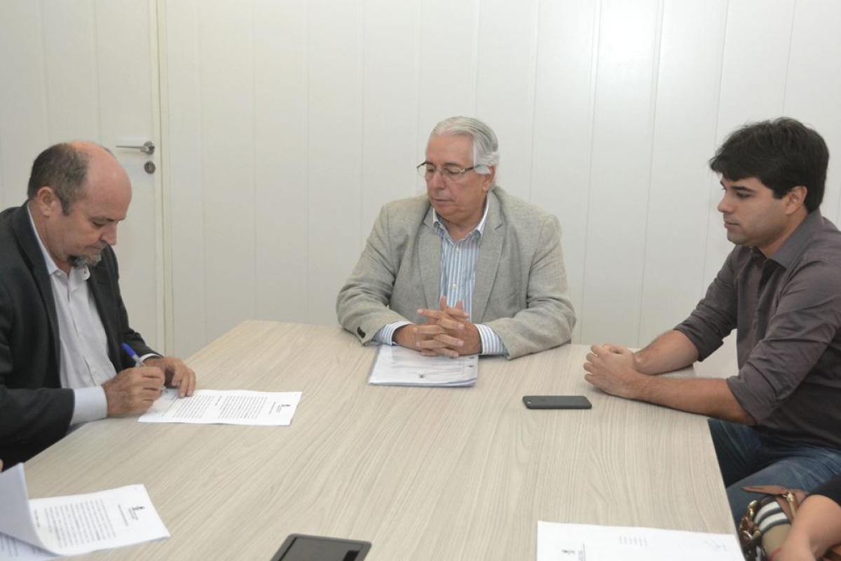 Termo foi assinado no gabinete do conselheiro Luiz Augusto (Imagem: Cleverton Ribeiro/TCE/SE)