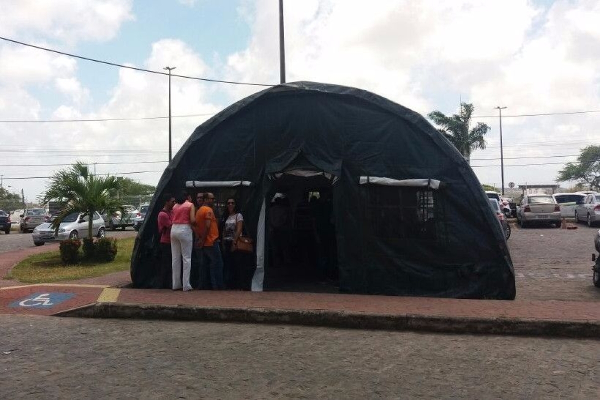 Governo de Sergipe e Ex�rcito montam Tenda Hospital Campanha em frente ao Huse (Imagem: SES/SE)