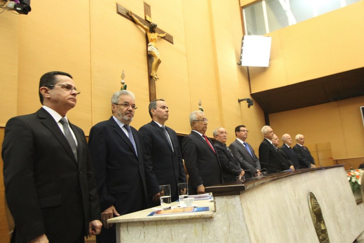 Cl�vis comp�s a mesa em meio a autoridades como o governador Jackson Barreto, o presidente do TJ, Luis Mendon�a e o deputado Luciano Bispo, presidente da Alese (Imagem: Cleverton Ribeiro/TCE/SE)